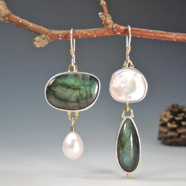BOUCLES D’OREILLES AVEC PIERRE VINTAGE