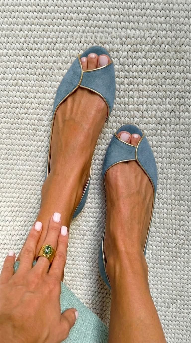 Ballerines à bout ouvert style d'Orsay en daim beige et or