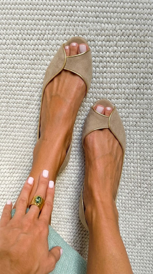Ballerines à bout ouvert style d'Orsay en daim beige et or