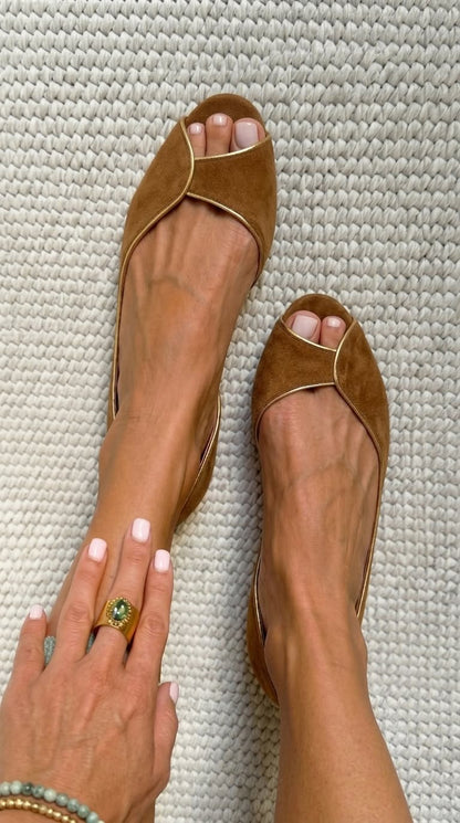 Ballerines à bout ouvert style d'Orsay en daim beige et or