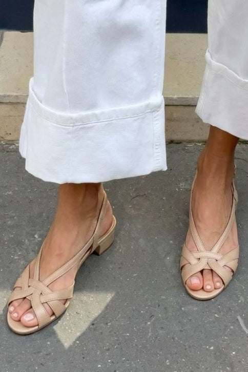 Sandales à bride arrière couleur nude en cuir, avec lanières croisées et talon bas
