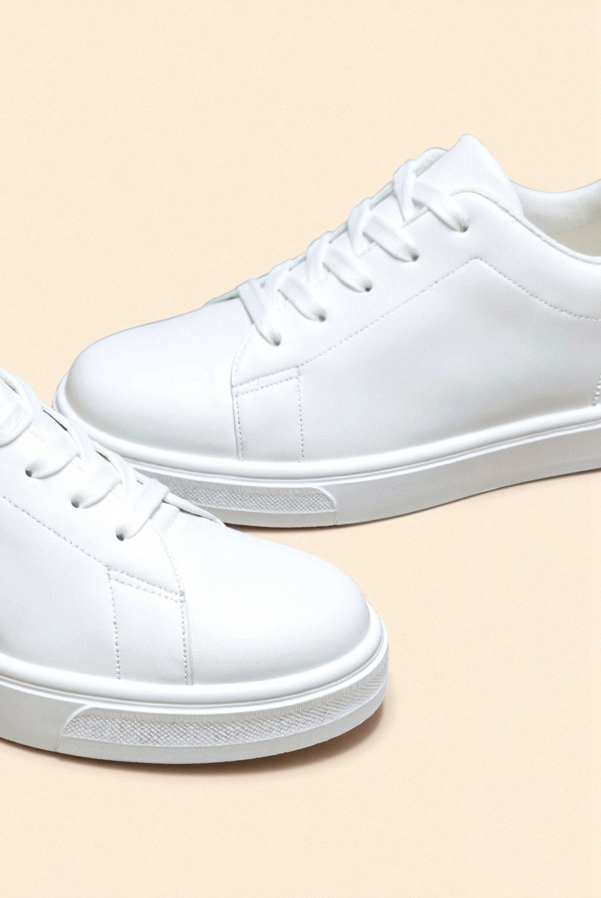 Baskets blanches minimalistes – Parfaites pour toutes les occasions