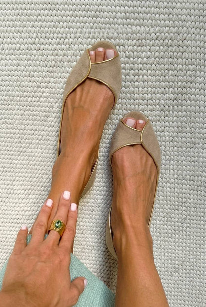 Ballerines à bout ouvert style d'Orsay en daim beige et or