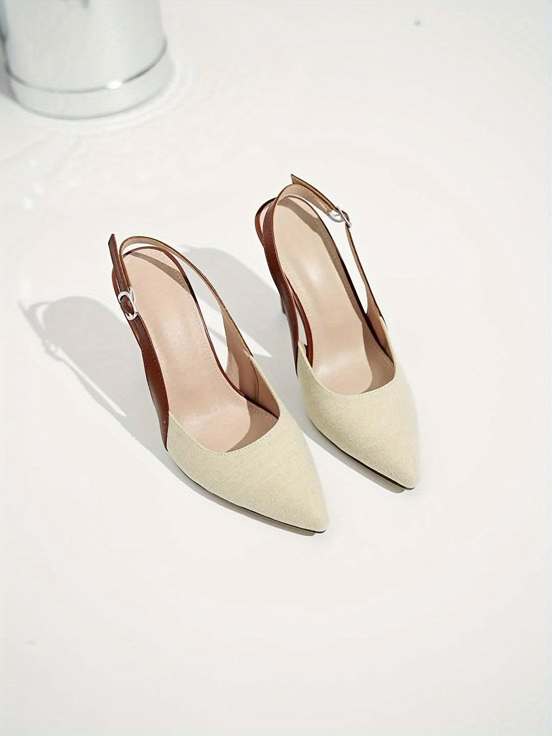 Amelia™ | Escarpins à talon ouvert avec détails contrastés.