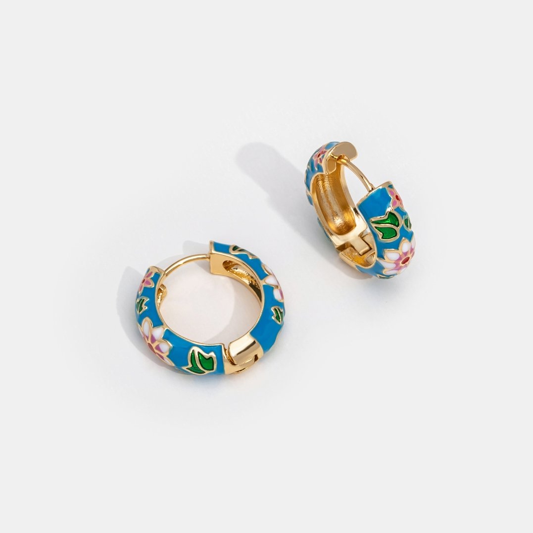 BOUCLES D’OREILLES EN CERCLE DORÉ AVEC FLEUR