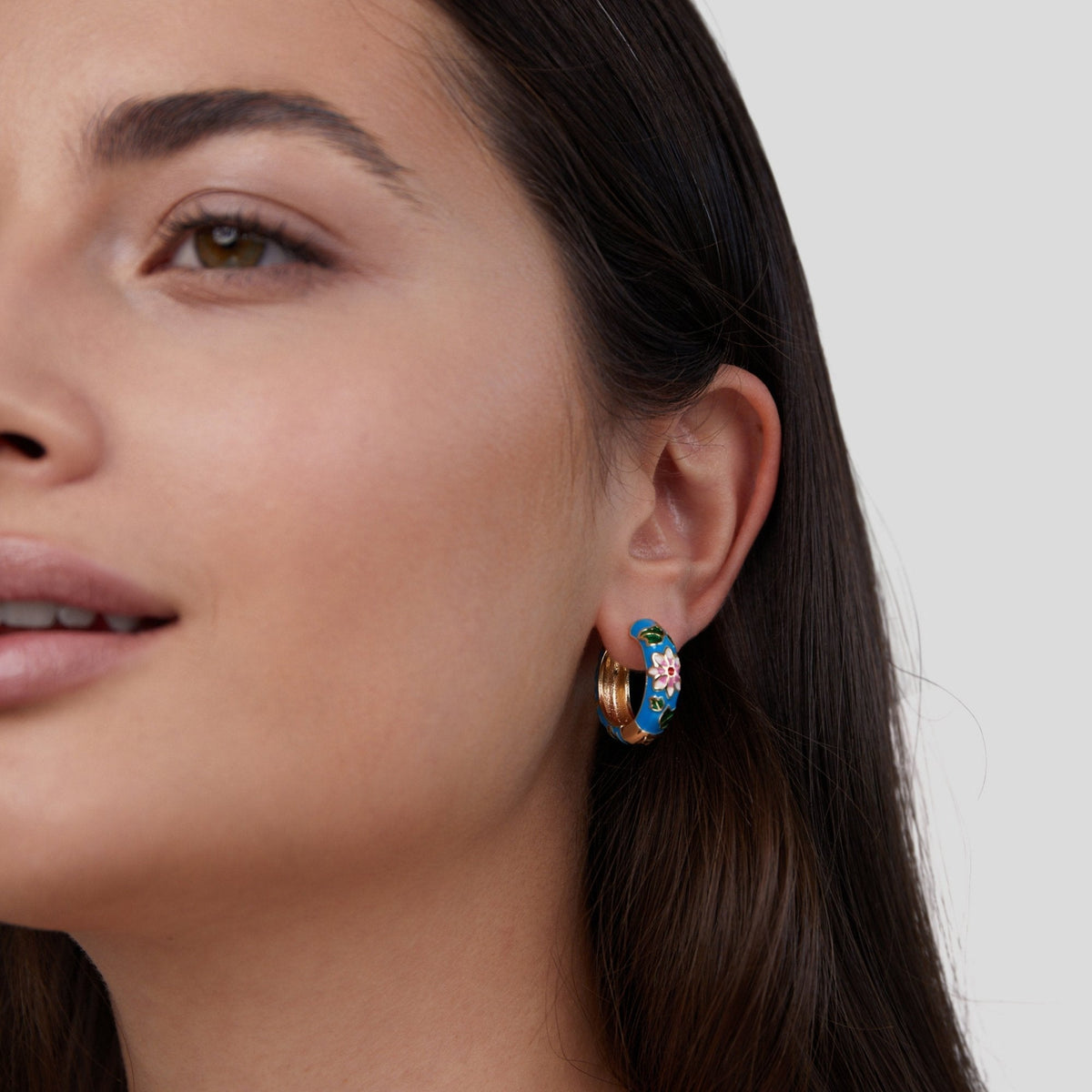 BOUCLES D’OREILLES EN CERCLE DORÉ AVEC FLEUR