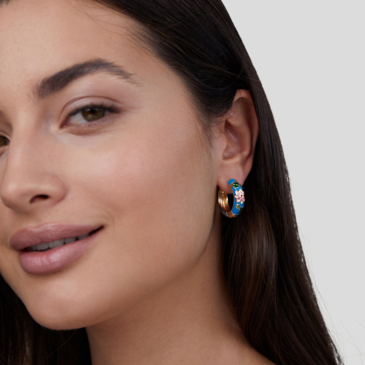 BOUCLES D’OREILLES EN CERCLE DORÉ AVEC FLEUR