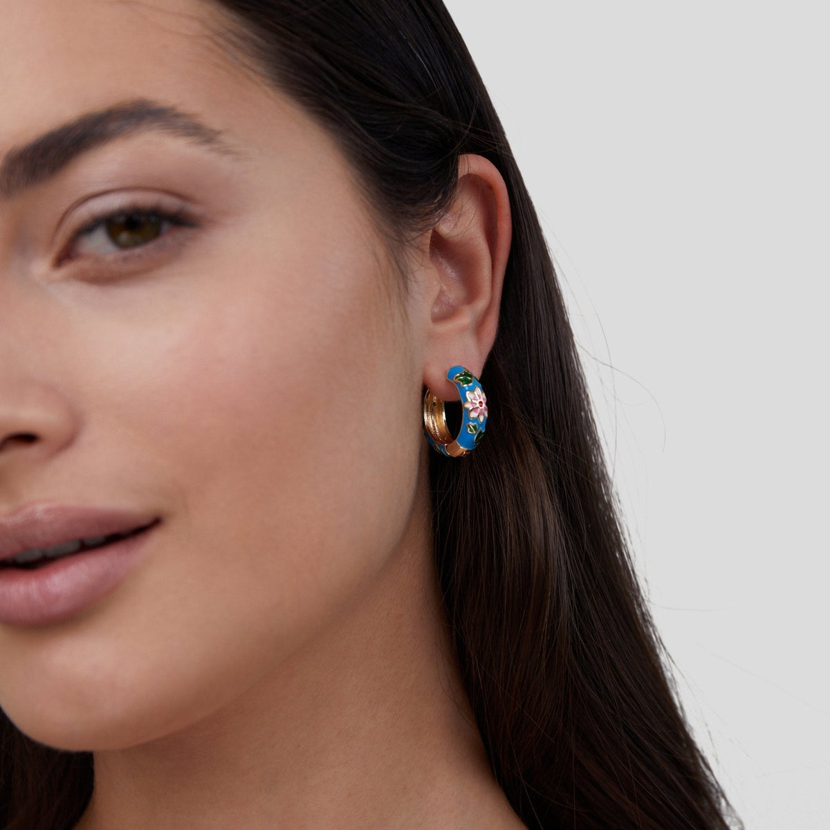 BOUCLES D’OREILLES EN CERCLE DORÉ AVEC FLEUR
