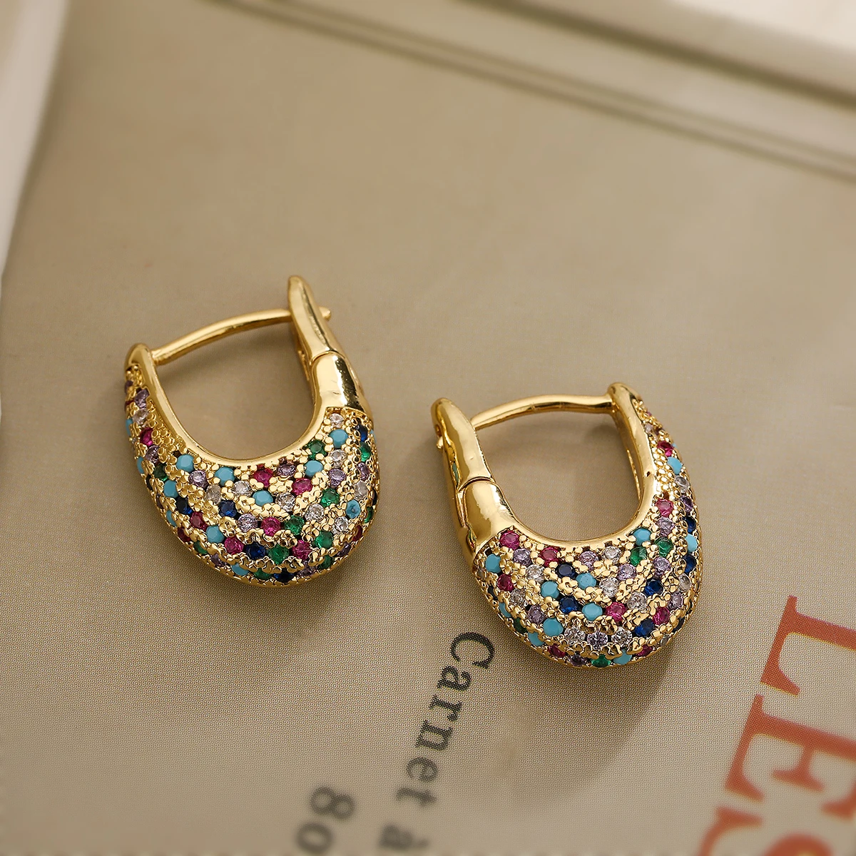 BOUCLES D’OREILLES ÉLÉGANTES AVEC CRISTAUX COLORÉS